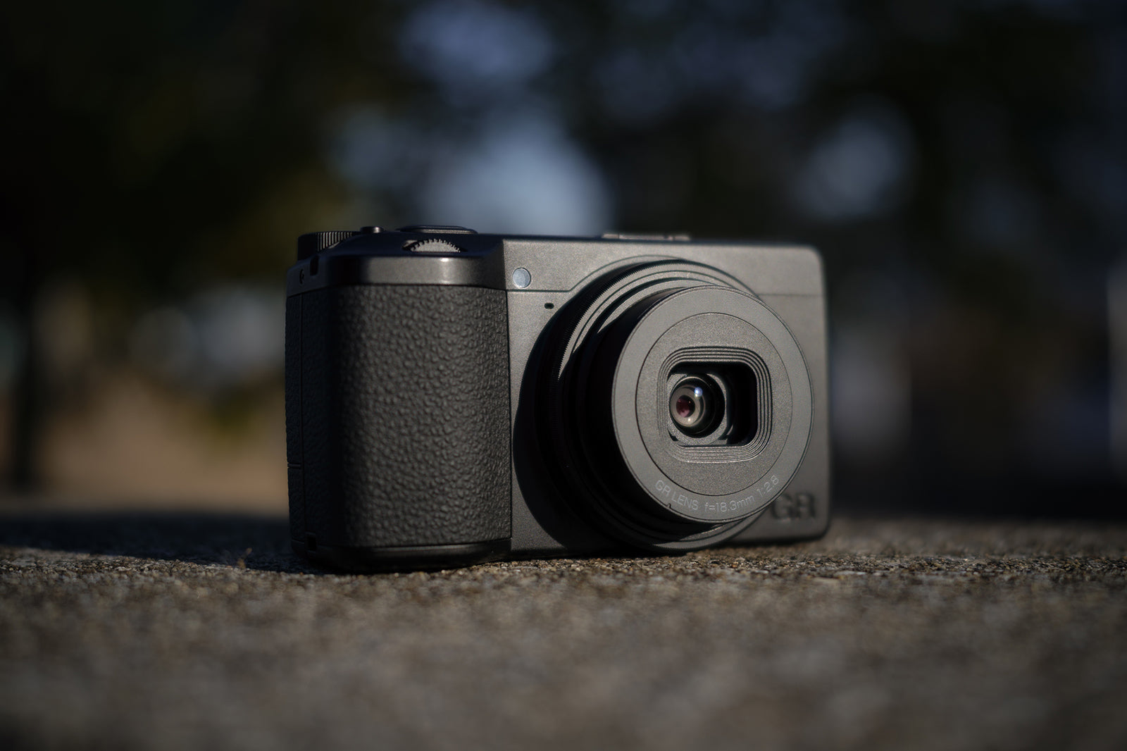 Ricoh GR IV Monochrome — esența fotografiei alb-negru într-o compactă de top