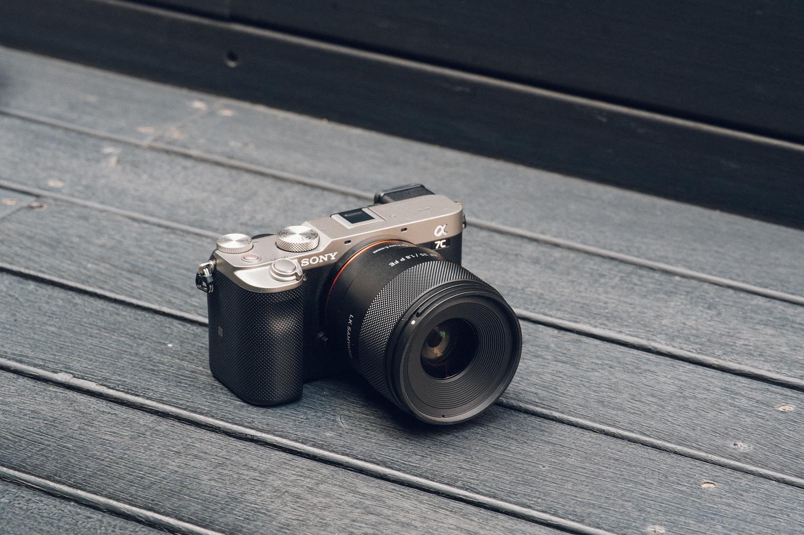 Samyang AF 35mm f/1.8 P FE: Un nou standard de portabilitate pentru seria „Prima” – Disponibil pe gphoto.ro