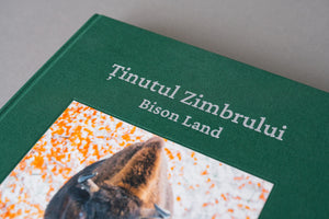 Detaliu al copertei din pânză premium de culoare verde, cu titlul "Ținutul Zimbrului - Bison Land" imprimat cu folio argintiu. Album foto de colecție realizat de Gphoto Gallery SRL.