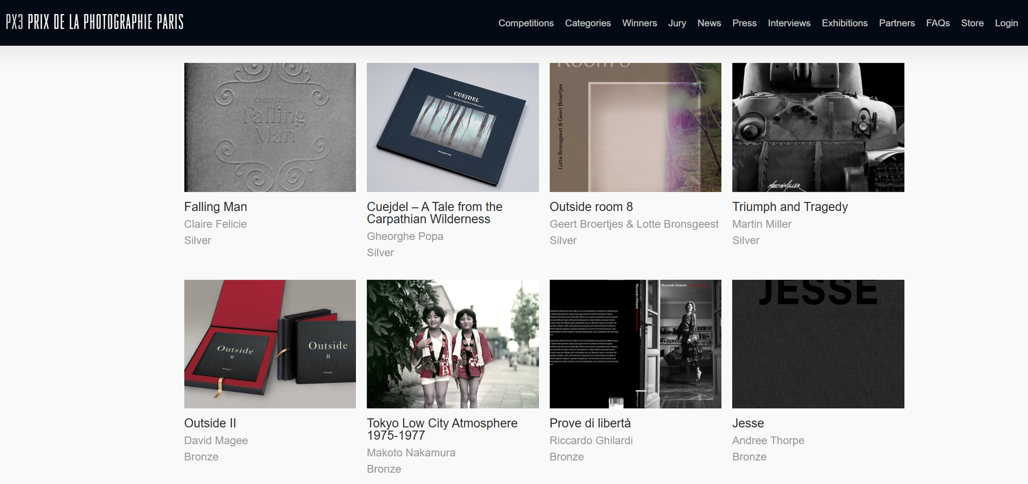 Captură de ecran de pe site-ul oficial PX3 Prix de la Photographie Paris, prezentând albumul „Cuejdel – A Tale from the Carpathian Wilderness” de Gheorghe Popa printre câștigătorii ediției. Imaginea confirmă obținerea distincției Silver (Argint), plasând lucrarea alături de alte proiecte fotografice de elită la nivel mondial.