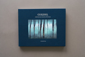 Vedere frontală a albumului de artă fotografică Cuejdel, realizat de Gheorghe Popa. Cartea are o copertă din material textil de culoare albastru închis, cu titlul gravat și fotografia Cold and Misty aplicată central pe copertă ce înfățișează trunchiuri de copaci scufundați în lacul Cuejdel, înconjurați de o ceață densă și misterioasă.