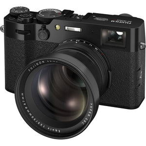 Aparat foto mirrorless Fujifilm X100VI negru, vedere frontală cu obiectiv fix de 23mm și vizor hibrid.