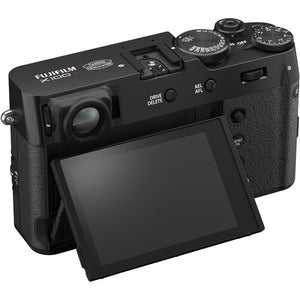 Spatele aparatului Fujifilm X100VI cu ecran LCD tactil rabatabil, vizor optic și butoane de navigare ergonomice.