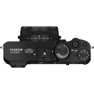 Detaliu superior Fujifilm X100VI negru prezentând rotițele de control pentru timp de expunere, compensarea expunerii și butonul de declanșare.