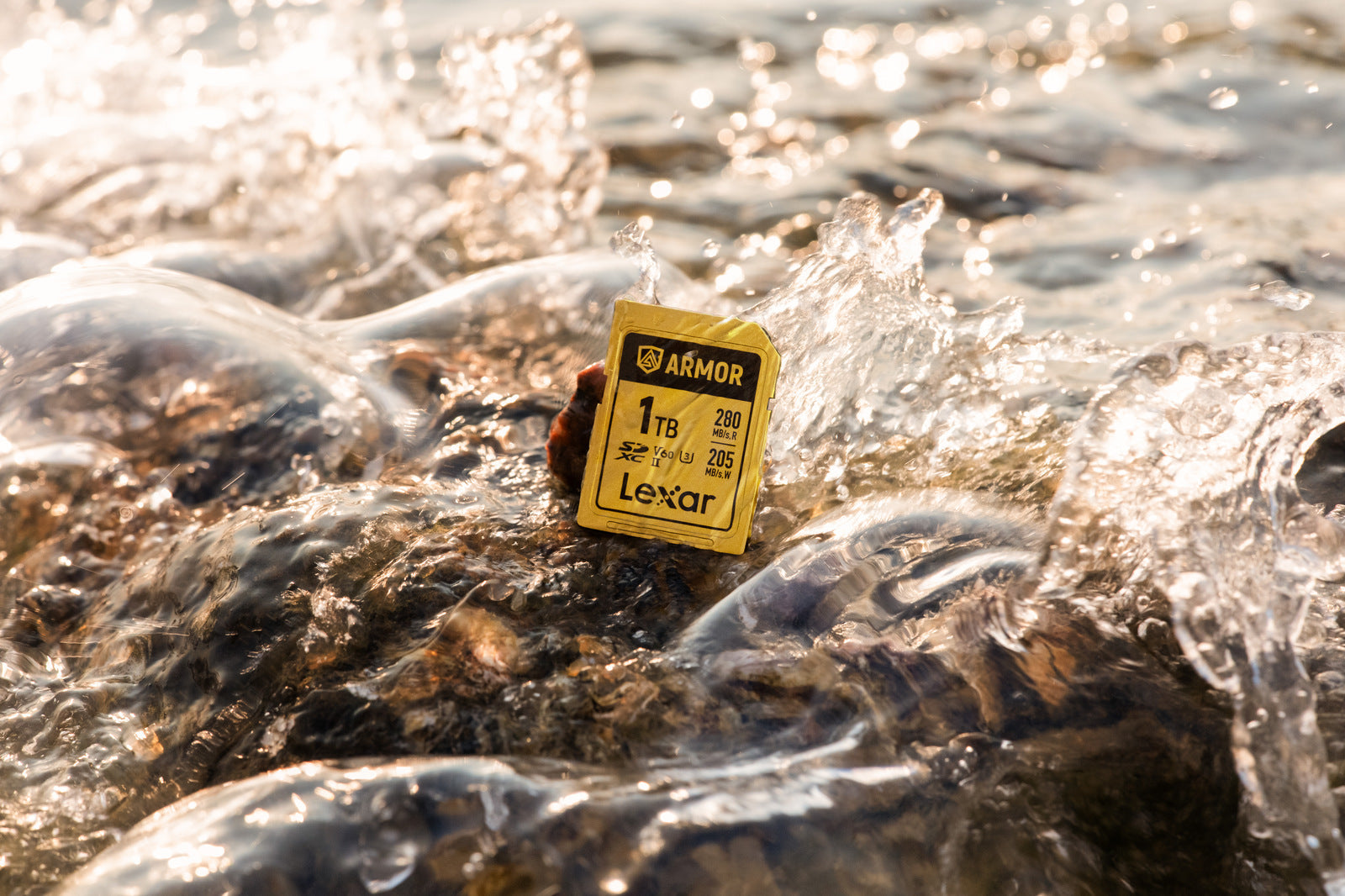 Lexar ARMOR Gold Card de Memorie SDXC UHS-II 128GB – Oțel Inoxidabil IP68, V60, R280/W205 MB/s