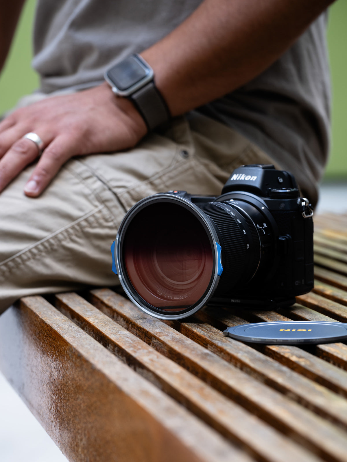 Nisi JetMag Pro Filtru Medium FS GND8 (0.9) 82mm. Nikon camera on a wooden bench with a person's hand and watch in the background