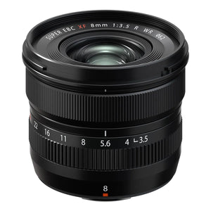 Obiectiv Fujifilm XF 8mm f/3.5 R WR, negru, vazut din fata, pe fundal alb, evidentiind inelul de diafragma si marcajele obiectivului.