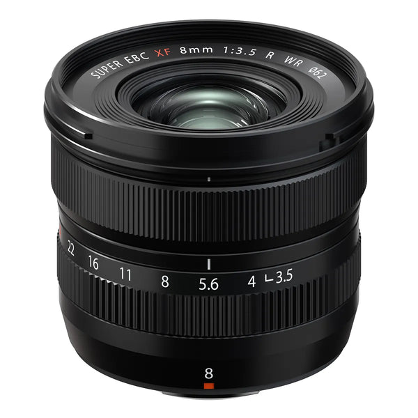 Obiectiv Fujifilm XF 8mm f/3.5 R WR, negru, vazut din fata, pe fundal alb, evidentiind inelul de diafragma si marcajele obiectivului.