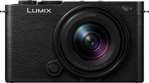 Aparat foto mirrorless full-frame Panasonic LUMIX S9 de culoare neagră, echipat cu obiectivul zoom LUMIX S 18-40mm f/4.5-6.3, văzut din față pe un fundal alb.
