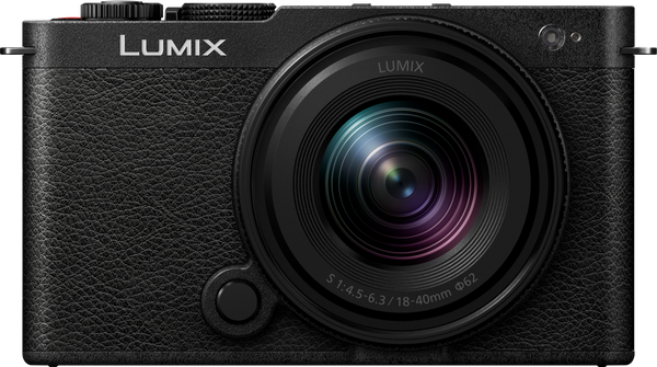 Aparat foto mirrorless full-frame Panasonic LUMIX S9 de culoare neagră, echipat cu obiectivul zoom LUMIX S 18-40mm f/4.5-6.3, văzut din față pe un fundal alb.
