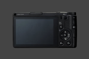 Vedere din spate a aparatului Ricoh GR IV Monochrom, prezentând ecranul LCD generos, rotița ADJ, butonul Fn (funcții) și selectorul pentru filtre (Red Filter).