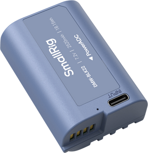 Acumulator albastru SmallRig DMW-BLK22 reîncărcabil prin USB-C, cu vedere asupra pinilor de contact și a portului de încărcare PowerADC.