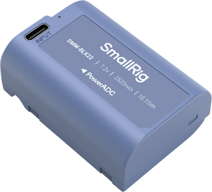 Baterie albastră SmallRig DMW-BLK22 reîncărcabilă, cu portul USB-C de intrare la vedere și specificații tehnice 2520mAh imprimate.