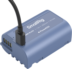 Perspectivă a acumulatorului SmallRig DMW-BLK22 arătând pinii de contact și portul de încărcare PowerADC.