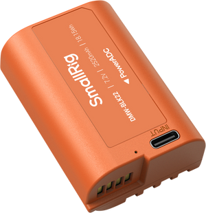 Vedere izometrică a bateriei SmallRig DMW-BLK22 reîncărcabilă prin USB-C, evidențiind pinii de contact și portul de intrare PowerADC.