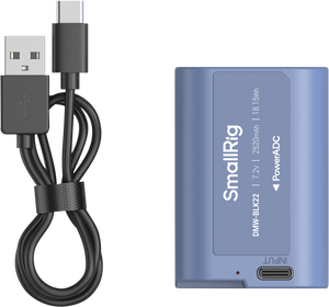 Baterie albastră SmallRig DMW-BLK22 cu port de intrare USB-C și cablu de încărcare inclus, pentru camere foto-video Panasonic.