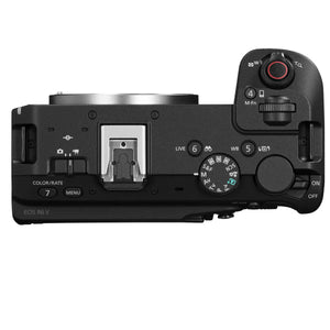 Vedere de sus a aparatului foto mirrorless Canon EOS R6V pe fundal alb, prezentând rotița de moduri, patina pentru blitz, butonul de declanșare cu contur roșu și comutatoarele de control.