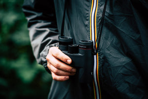 Utilizare binoclu Kite Optics Lynx HD+ în natură, persoană ținând binoclul în mână în timpul unei drumeții, gphoto.ro