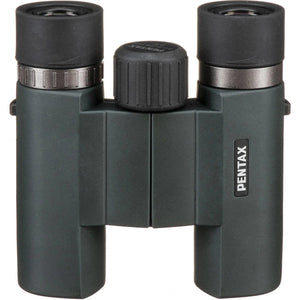 Binoclu compact Pentax AD 9x28 WP impermeabil vizualizat din față pe fundal alb