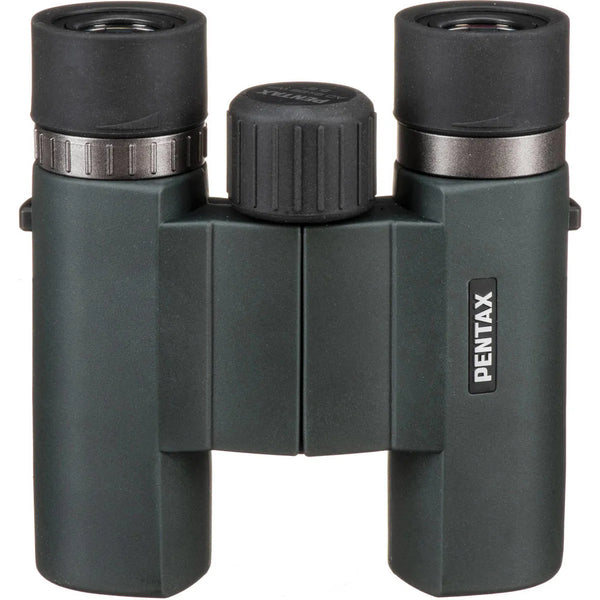 Binoclu compact Pentax AD 9x28 WP impermeabil vizualizat din față pe fundal alb
