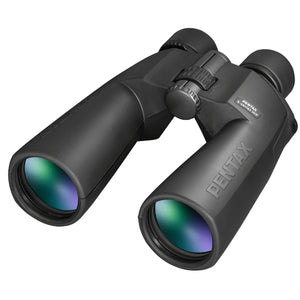 Binoclu Pentax SP 20x60 WP privit din unghi, cu reflexii verzi pe lentilele tratate FMC