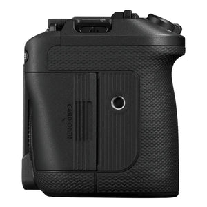 Vedere laterală detaliată a aparatului foto mirrorless Canon EOS R6V pe fundal alb, prezentând ușița închisă a slotului pentru carduri de memorie cu marcajul CARD OPEN și textura gripulu