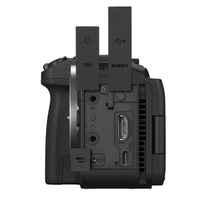 Vedere laterală a aparatului foto mirrorless Canon EOS R6V pe fundal alb, cu clapetele ridicate pentru a arăta porturile deschise de microfon, căști, HDMI de dimensiune completă și USB-C.