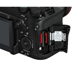 Vedere din unghi a aparatului foto mirrorless Canon EOS R6V pe fundal alb, prezentând ușița deschisă a compartimentului pentru cele două sloturi de carduri de memorie.