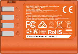 Vedere detaliată a etichetei cu certificări CE, RoHS și FC pentru acumulatorul SmallRig DMW-BLK22 USB-C, indicând standardele de siguranță și calitatea construcției.