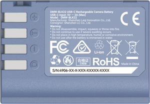 Eticheta posterioară a acumulatorului albastru SmallRig DMW-BLK22 cu certificări CE, RoHS și detalii despre intrarea USB-C (5V 2A).