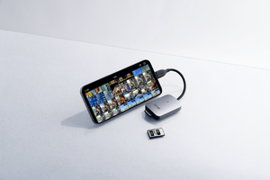Cititor de carduri Lexar CFexpress Type A LRW515U conectat la un smartphone cu ecranul afișând imagini