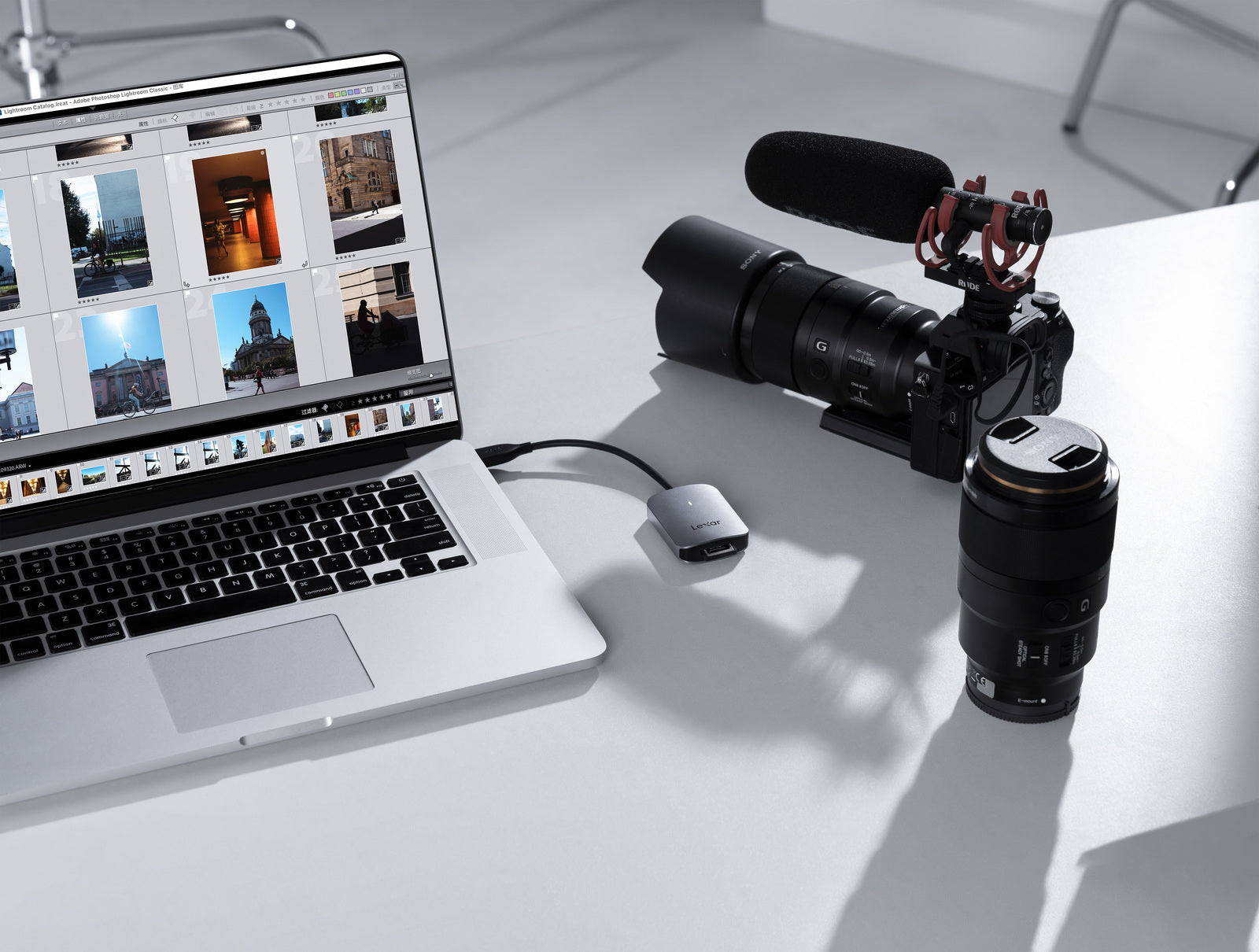 Cititor de carduri Lexar CFexpress Type A LRW515U pe biroul de lucru alături de un laptop și un aparat foto profesional