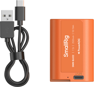 Vedere frontală a acumulatorului SmallRig DMW-BLK22 portocaliu cu port USB-C și cablu de date inclus pentru camere Panasonic.
