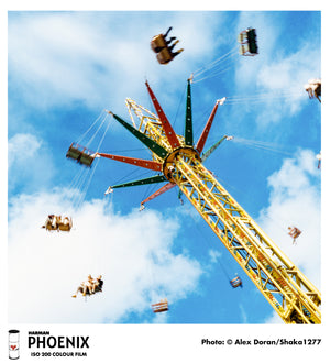 Fotografie de exterior realizată pe film color Harman Phoenix 200 format 120, prezentând redarea intensă a cerului albastru și contrastul ridicat în lumină puternică – gphoto.ro.