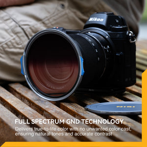 Aparat foto Nikon mirrorless cu filtru gradual NiSi JetMag Pro montat pe obiectiv, așezat pe o bancă de lemn lângă capacul magnetic NiSi. Textul evidențiază tehnologia Full Spectrum GND pentru culori reale fără dominante.