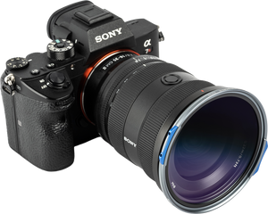 Filtru magnetic gradual NiSi JetMag Pro Medium FS GND8 montat pe un obiectiv Sony FE 16-35mm f/2.8 GM II și aparat mirrorless Sony Alpha 7R, izolat pe fundal transparent.
