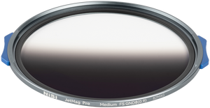 Filtru magnetic gradual NiSi JetMag Pro Medium FS GND8 (0.9) de 82mm, din sticlă optică cu margini albastre de prindere, pe fundal transparent.
