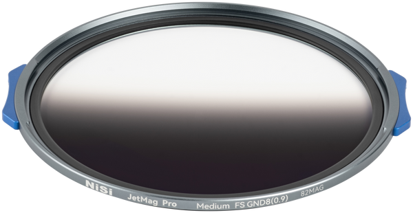 Filtru magnetic gradual NiSi JetMag Pro Medium FS GND8 (0.9) de 82mm, din sticlă optică cu margini albastre de prindere, pe fundal transparent.
