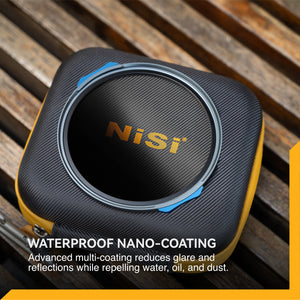 Filtru NiSi JetMag Pro așezat peste o geantă de protecție texturată, pe o suprafață din lemn. Infograficul detaliază tratamentul avansat Waterproof Nano-Coating ce respinge apa, praful și uleiul, reducând reflexiile parazite.