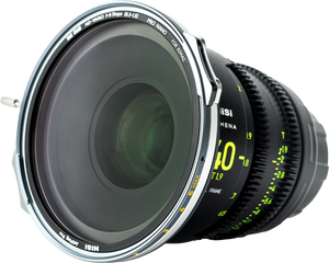 Filtru magnetic variabil NiSi JetMag Pro True Color VND 1-5 Stopuri montat pe un obiectiv de cinema NiSi Athena 40mm T1.9, pe fundal transparent.