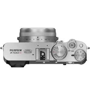 Detaliu carcasă aluminiu și logo Fujifilm X100VI argintiu Silver pe gphoto.ro