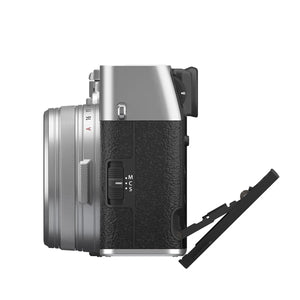 Profil lateral Fujifilm X100VI argintiu cu ecranul LCD rabatat pentru unghiuri de fotografiere creative – gphoto.ro