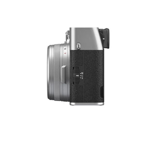Vedere laterală Fujifilm X100VI argintiu (Silver) cu selector de focalizare și inel de diafragmă – disponibil pe gphoto.ro