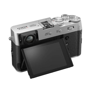 Vedere de sus-spate Fujifilm X100VI argintiu (Silver) cu ecran LCD tactil rabatabil și butoane de control analogice, ofertă gphoto.ro