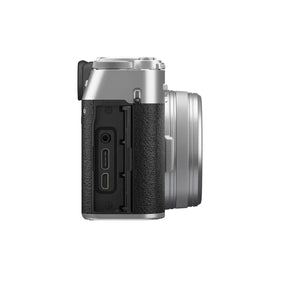 Vedere laterală Fujifilm X100VI argintiu cu porturile deschise: USB-C, micro HDMI și intrare microfon – gphoto.ro