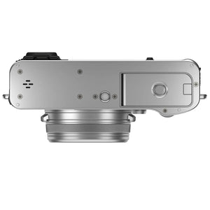 Vedere de jos Fujifilm X100VI argintiu Silver, prezentând compartimentul bateriei, slotul de card și filetul pentru trepied – gphoto.ro