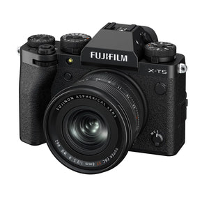 Obiectiv ultra-wide Fujifilm XF 8mm f/3.5 R WR montat pe aparatul foto Fujifilm X-T5, perspectivă oblică pe fundal alb, prezentând designul compact al sistemului mirrorless.