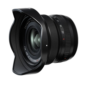 Obiectiv Fujifilm XF 8mm f/3.5 R WR cu parasolar tip petală, perspectivă oblică ce evidențiază lentila frontală și construcția compactă.