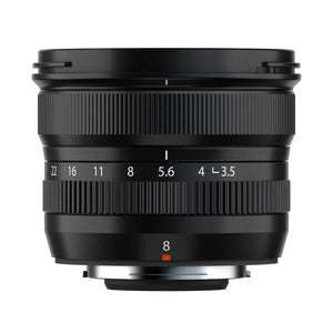 Vedere laterală a obiectivului Fujifilm XF 8mm f/3.5 R WR, evidențiind inelul de diafragmă și montura metalică rezistentă.