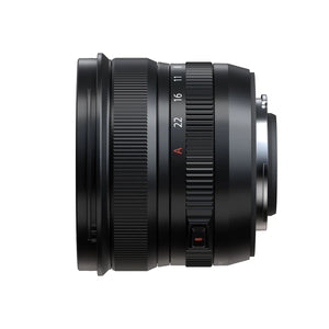 Profil lateral al obiectivului Fujifilm XF 8mm f/3.5 R WR, prezentând inelul de control al diafragmei cu blocare automată și construcția etanșă.